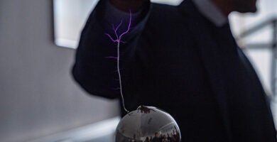 Faísca de eletricidade estática saltando entre um dedo e uma maçaneta metálica