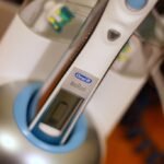 Escova de dentes elétrica em um banheiro