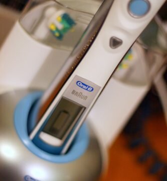 Escova de dentes elétrica em um banheiro