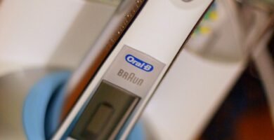 Escova de dentes elétrica em um banheiro