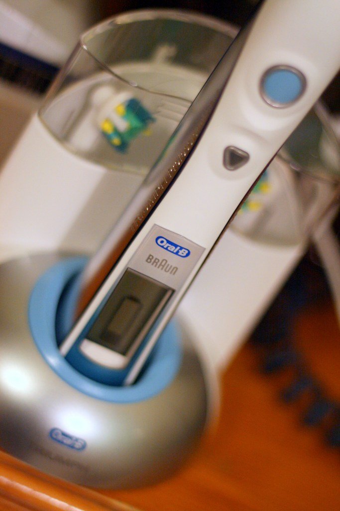 Escova de dentes elétrica em um banheiro