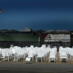 Memorial de cadeiras vazias em homenagem às vítimas de uma tragédia