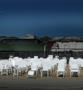 Memorial de cadeiras vazias em homenagem às vítimas de uma tragédia