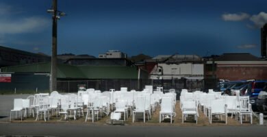 Memorial de cadeiras vazias em homenagem às vítimas de uma tragédia