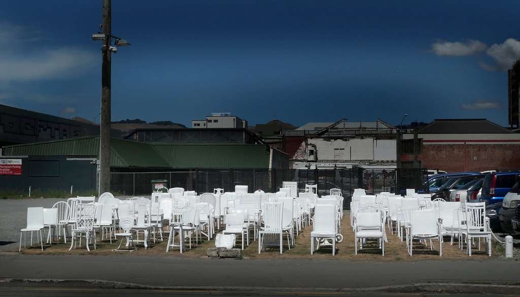 Memorial de cadeiras vazias em homenagem às vítimas de uma tragédia