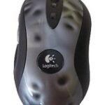 Mouse gamer com iluminação RGB sobre mesa