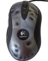 Mouse gamer com iluminação RGB sobre mesa