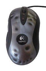 Mouse gamer com iluminação RGB sobre mesa