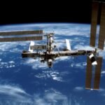 Estação Espacial Internacional orbitando a Terra