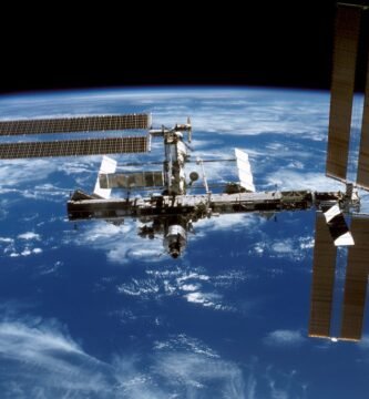 Estação Espacial Internacional orbitando a Terra