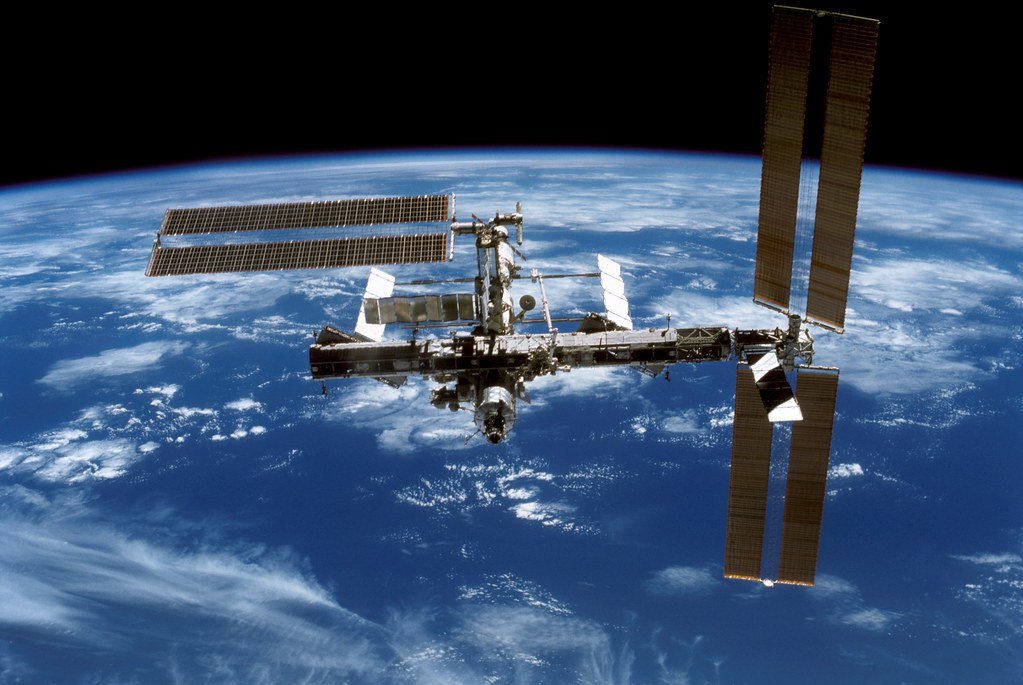 Estação Espacial Internacional orbitando a Terra