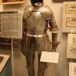 Armadura de cavaleiro medieval exposta em um museu