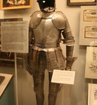 Armadura de cavaleiro medieval exposta em um museu