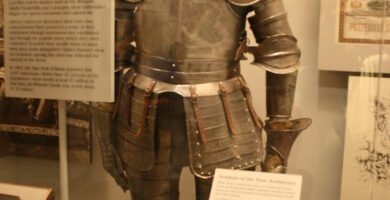 Armadura de cavaleiro medieval exposta em um museu
