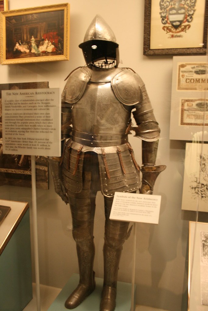 Armadura de cavaleiro medieval exposta em um museu