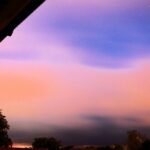 Chuva de meteoros riscando o céu noturno
