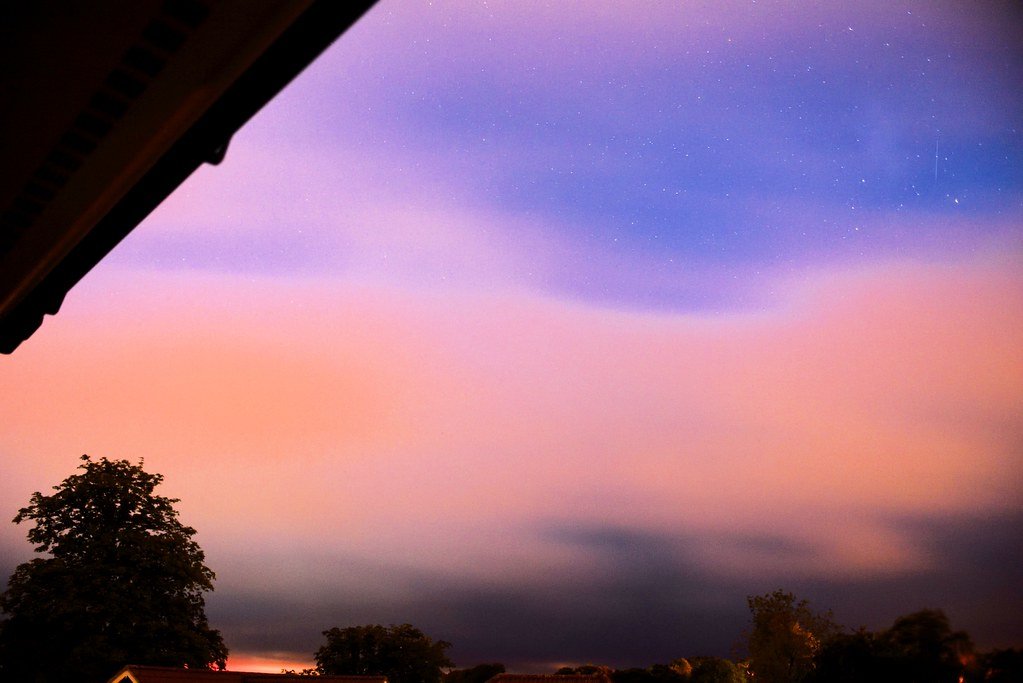 Chuva de meteoros riscando o céu noturno