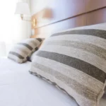 Travesseiro branco sobre a cama