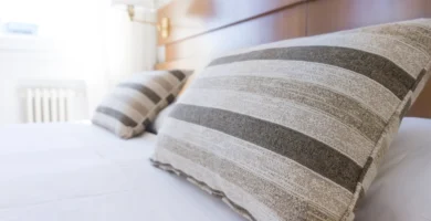 Travesseiro branco sobre a cama