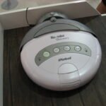 Robô aspirador de pó limpando uma sala