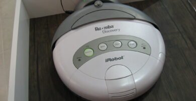 Robô aspirador de pó limpando uma sala