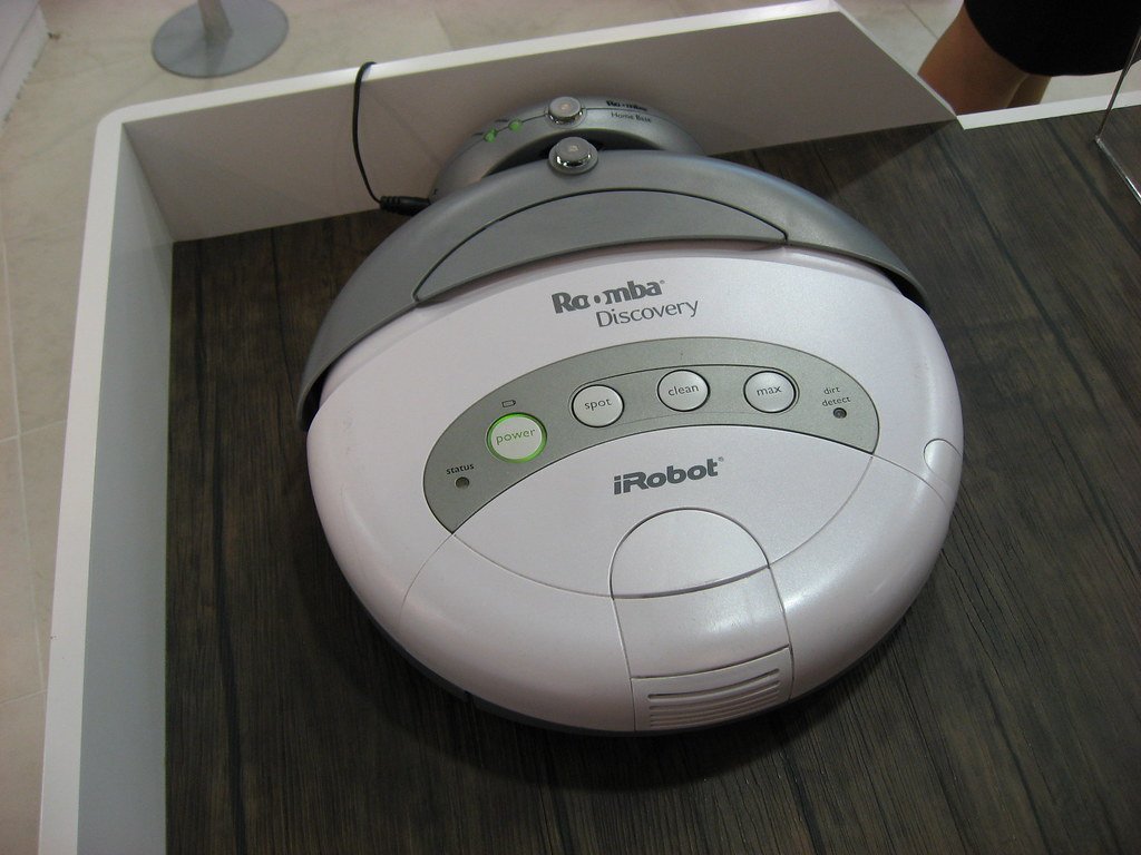 Robô aspirador de pó limpando uma sala