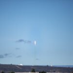 Foguete da NASA decolando durante uma missão espacial