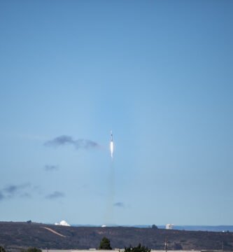 Foguete da NASA decolando durante uma missão espacial