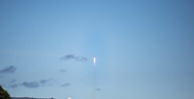 Foguete da NASA decolando durante uma missão espacial