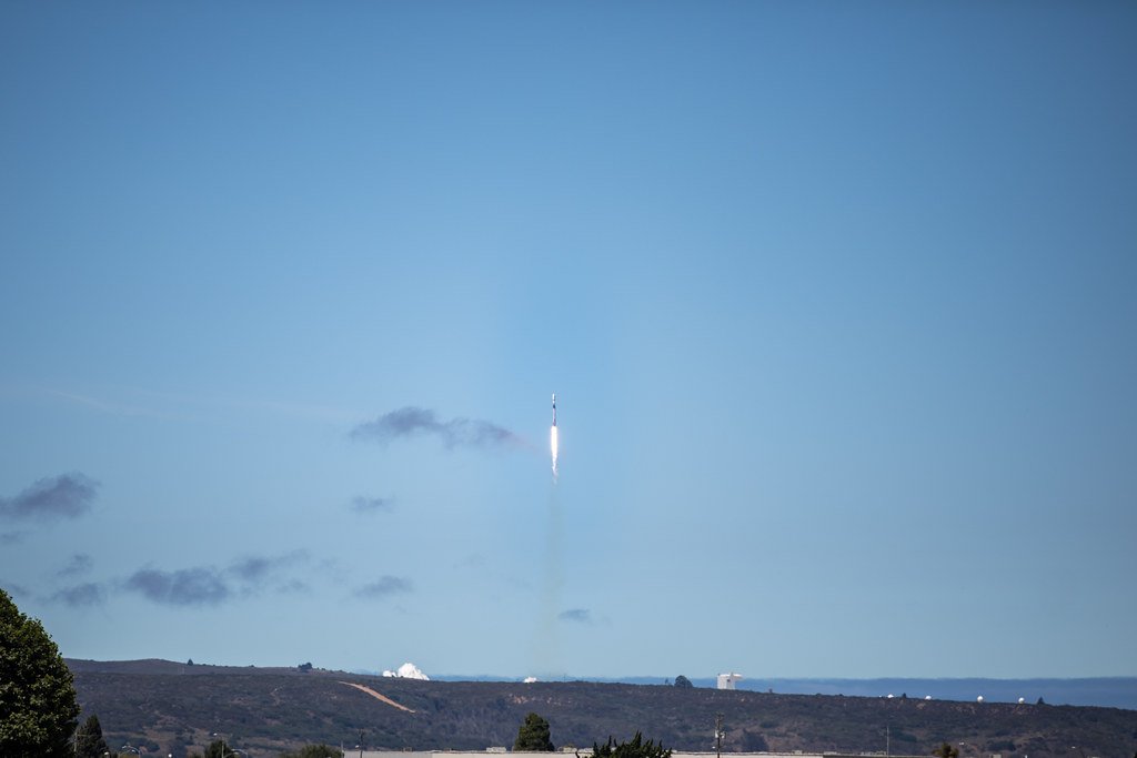 Foguete da NASA decolando durante uma missão espacial