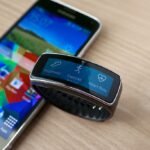 Smartwatch no pulso mostrando tela com dados de saúde e fitness