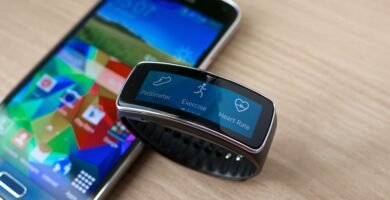 Smartwatch no pulso mostrando tela com dados de saúde e fitness