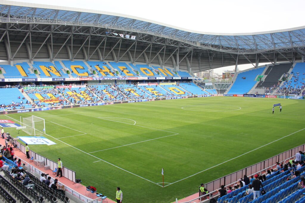 Estádio de futebol visto de dentro