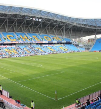 Estádio de futebol visto de dentro