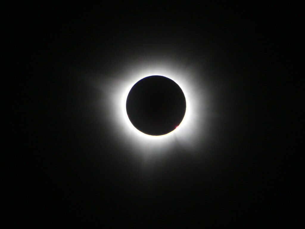 Eclipse solar total durante a totalidade, com a coroa solar visível