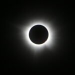 Eclipse solar total durante a totalidade, com a coroa solar visível