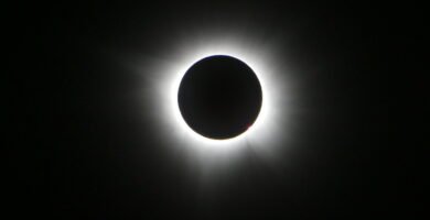 Eclipse solar total durante a totalidade, com a coroa solar visível