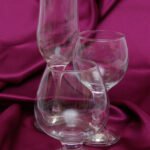 Taça de vinho tinto sobre mesa de madeira