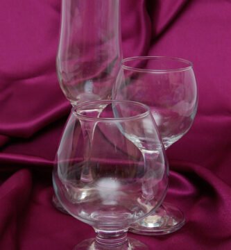 Taça de vinho tinto sobre mesa de madeira