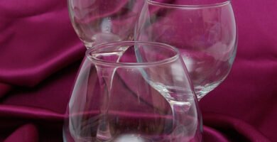 Taça de vinho tinto sobre mesa de madeira