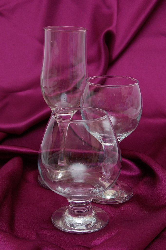 Taça de vinho tinto sobre mesa de madeira
