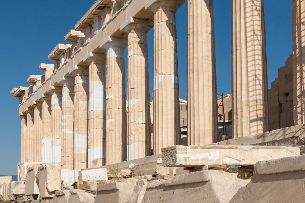 Colunas do Partenon na Acrópole de Atenas contra o céu azul