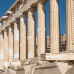 Colunas do Partenon na Acrópole de Atenas contra o céu azul