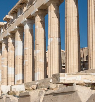 Colunas do Partenon na Acrópole de Atenas contra o céu azul