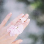 Mão com unhas bem cuidadas