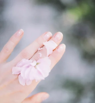 Mão com unhas bem cuidadas