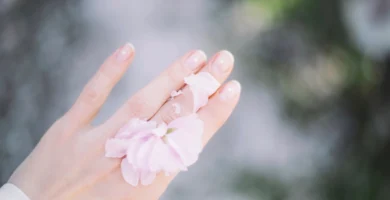 Mão com unhas bem cuidadas
