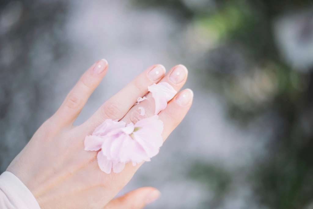 Mão com unhas bem cuidadas