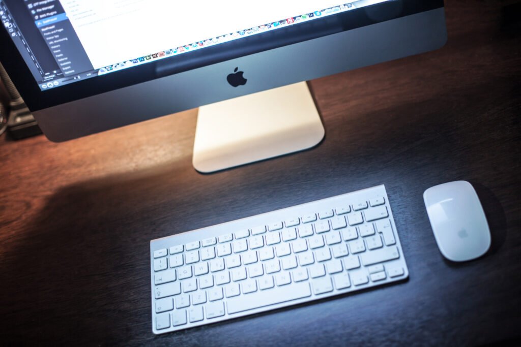 Mesa de trabalho com computador, associada à postura que causa dor no pescoço