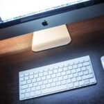 Mesa de trabalho com computador, associada à postura que causa dor no pescoço